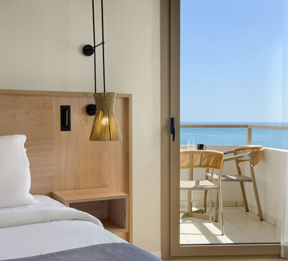 https://content.coraltravel.ro/resize/576x522/media/image/43/27543/638803227336155147.jpg